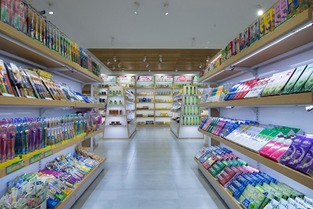 进口日用品与韩国化妆品超市的经营策略